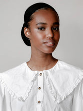 Load image into Gallery viewer, Black Pearl Swirl Studs in Gold
