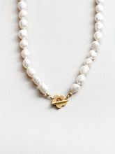 Load image into Gallery viewer, Lola Pearl Necklace in Gold

