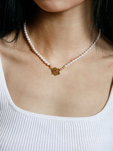 Load image into Gallery viewer, Sofia Pearl Necklace in Gold
